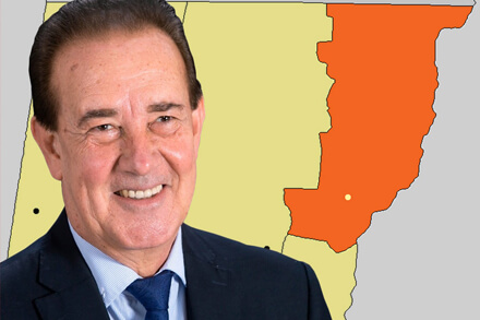 El senador Orfilio Marcón con fondo del mapa del departamento General Obligado durante el anuncio de aportes provinciales