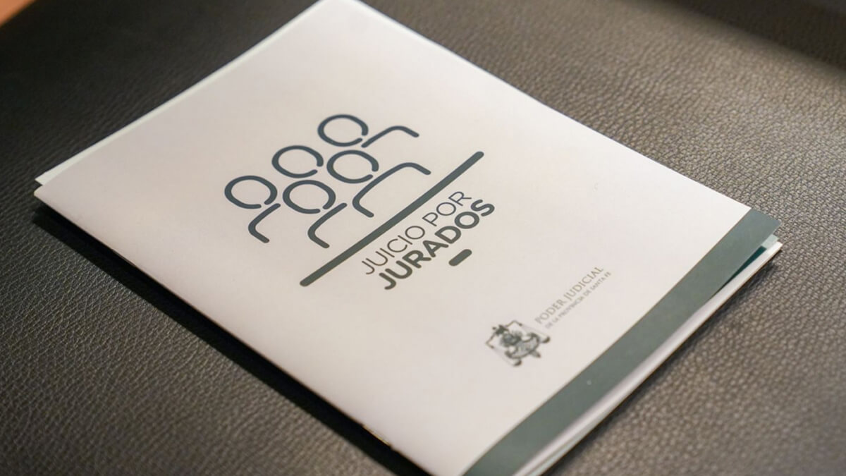Carpeta judicial con el membrete “Juicio por Jurados” del Poder Judicial de Santa Fe, sistema de justicia participativa
