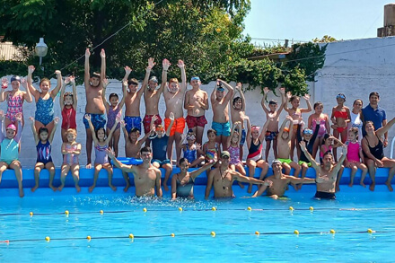 Chicos disfrutando de la pileta en la Colonia de Vacaciones 2024 del Jockey Club de Villa Ocampo