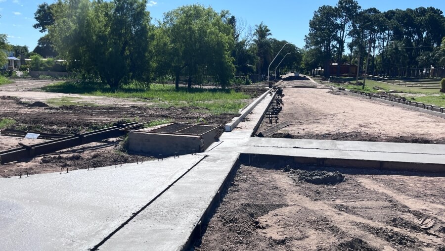 Nuevos cordones cuneta construidos en la extensión de la calle Moreno, sector del Camping Municipal de Romang, como parte de las obras del Paseo Costanero