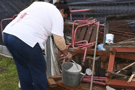 Agente municipal de Avellaneda revisan patio de vivienda en operativo contra el dengue, inspeccionando recipientes y conversando con vecinos para prevenir criaderos de mosquito Aedes aegypti