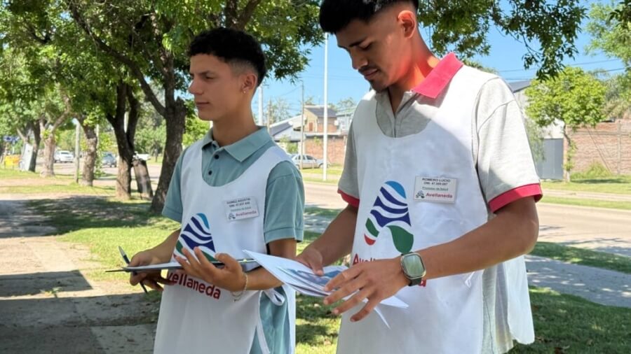 Agentes municipales recorriendo domcilios en los barrios de Avellaneda