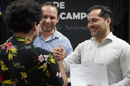 Ministro Coco Báscolo e Intendente Cristian Marega entregando certificados del Programa Impulsa a participantes en Villa Ocampo