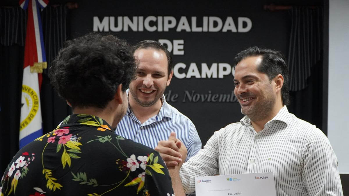 Ministro Coco Báscolo e Intendente Cristian Marega entregando certificados del Programa Impulsa a participantes en Villa Ocampo