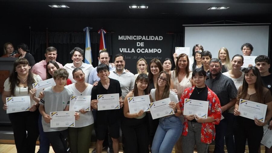 Grupo de graduados sonrientes mostrando sus certificados de los cursos de Community Manager, Modelado 3D y oficios turísticos en Villa Ocampo