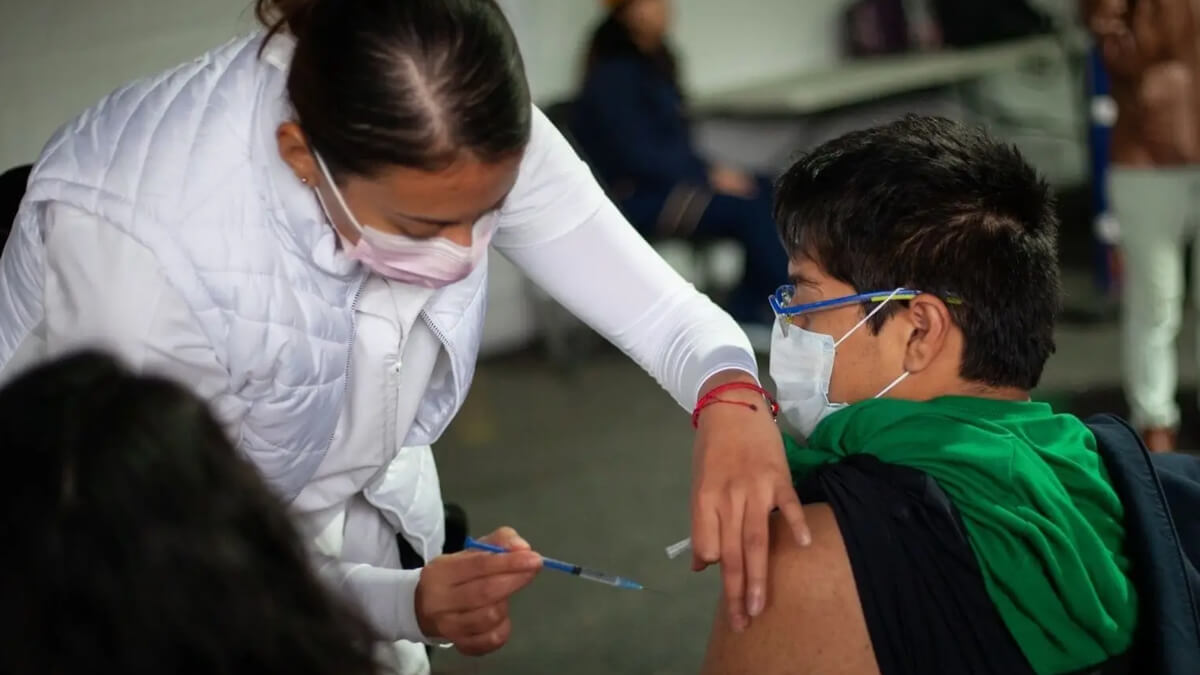 Enfermera aplicando inyección contra la influenza A H3N2 en campaña de vacunación preventiva