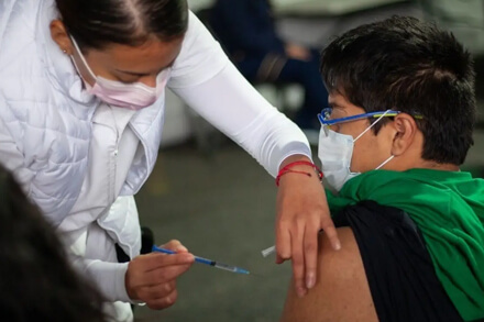 Enfermera aplicando inyección contra la influenza A H3N2 en campaña de vacunación preventiva