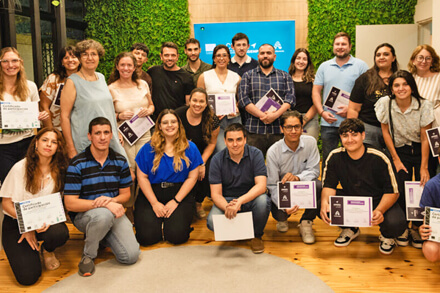 Intendente Gonzalo Braidot junto a egresados durante la entrega de certificados de los cursos de formación digital de Agenpia en Avellaneda