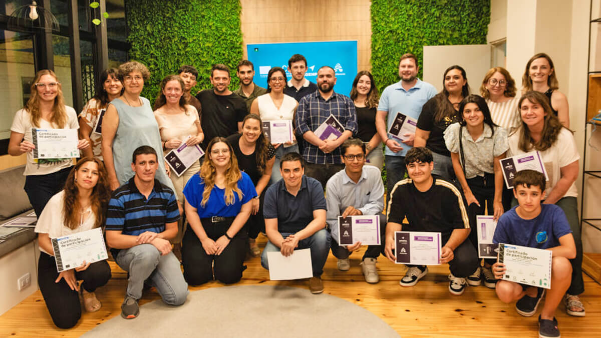 Intendente Gonzalo Braidot junto a egresados durante la entrega de certificados de los cursos de formación digital de Agenpia en Avellaneda