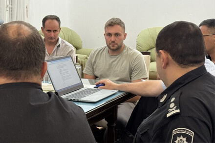 Funcionarios municipales de Avellaneda reunidos con autoridades policiales para coordinar controles de seguridad y tránsito en fiestas de fin de año