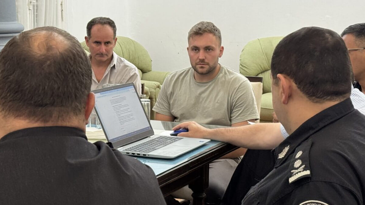 Funcionarios municipales de Avellaneda reunidos con autoridades policiales para coordinar controles de seguridad y tránsito en fiestas de fin de año