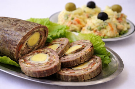 Comidas típicas de las fiestas: matambre arrollado y mayonesa de ave, con recomendaciones de seguridad alimentaria