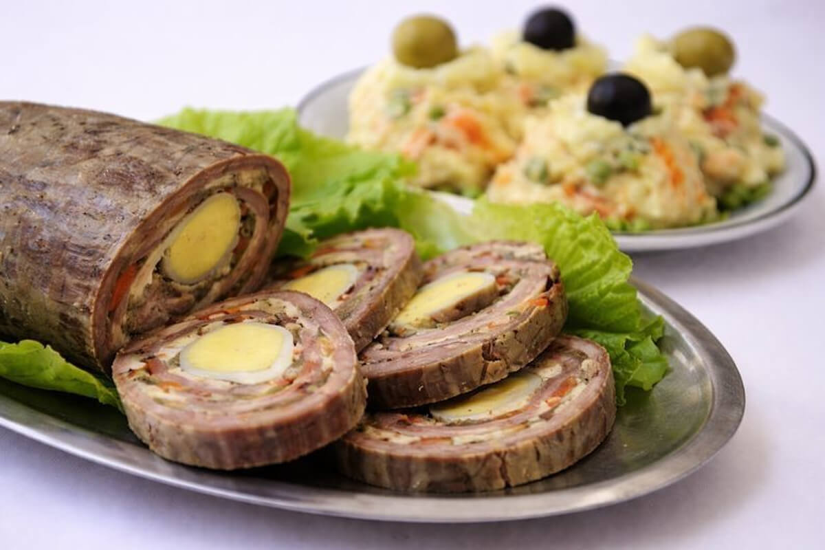 Comidas típicas de las fiestas: matambre arrollado y mayonesa de ave, con recomendaciones de seguridad alimentaria