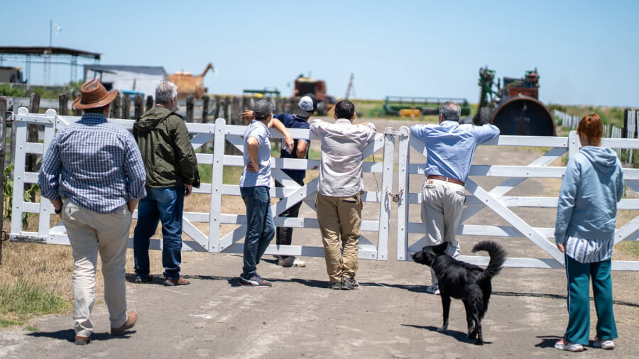 Rojas junto a los integrantes de la Sociedad Rural de Vera dialogando con productores de la zona de los bajor submeridionales