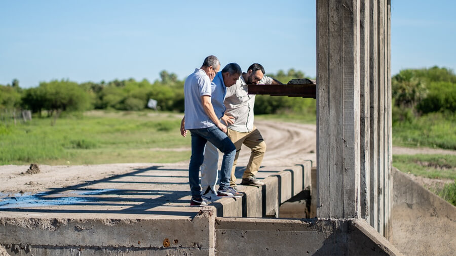 El diputado Sergio Rojas junto a integrantes de la Sociedad Rural de Vera revisan el azud ubicado sobre la Ruta Provincial 30 en el norte santafesino