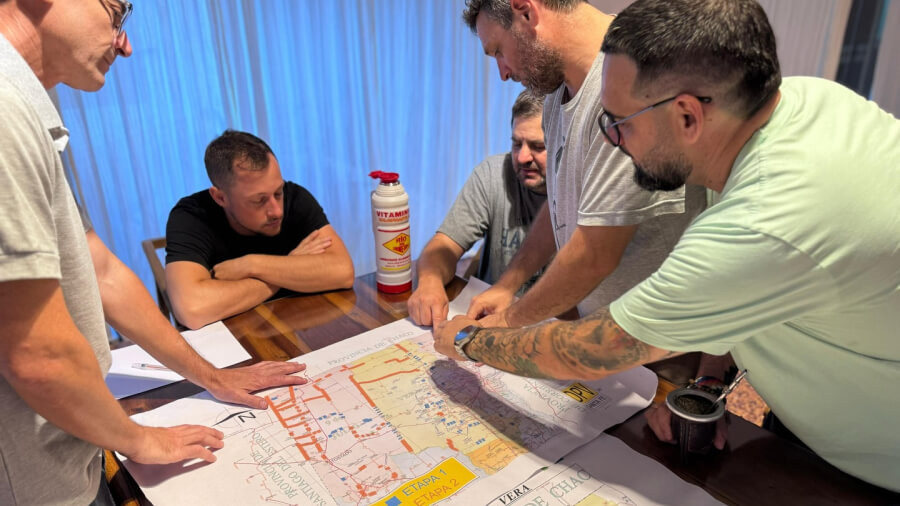 El diputado Rojas analizando el proyecto de pavimentación de rutas transversales en el norte santafesino, con autoridades de la Sociedad Rural de Vera