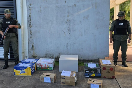 Policía custodia cajas con estupefacientes incinerados en operativo judicial en Avellaneda