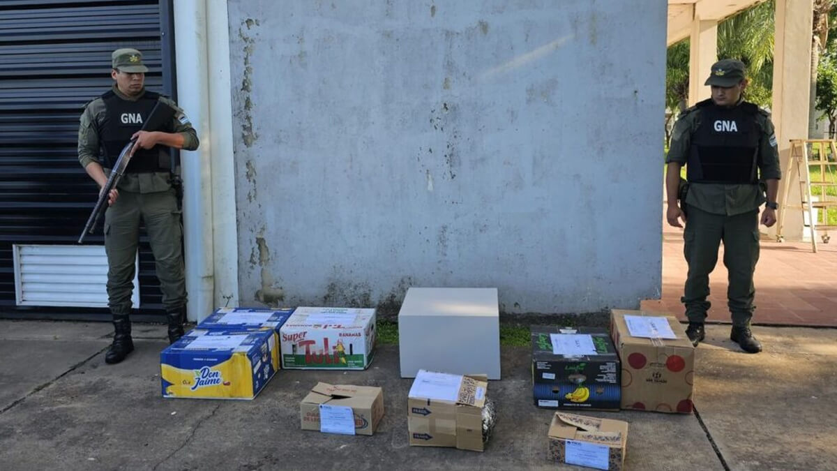 Policía custodia cajas con estupefacientes incinerados en operativo judicial en Avellaneda