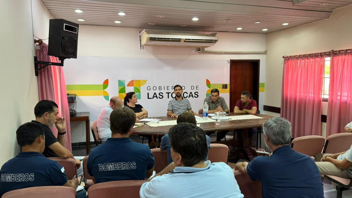 Intendente Iván Sánchez encabezando la reunión interinstitucional por contingencias climáticas en Las Toscas