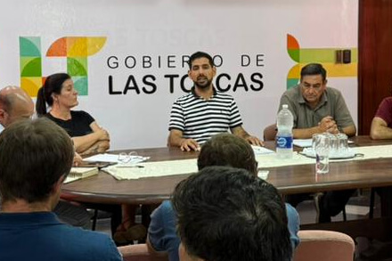 Intendente Iván Sánchez encabezando la reunión interinstitucional por contingencias climáticas en Las Toscas