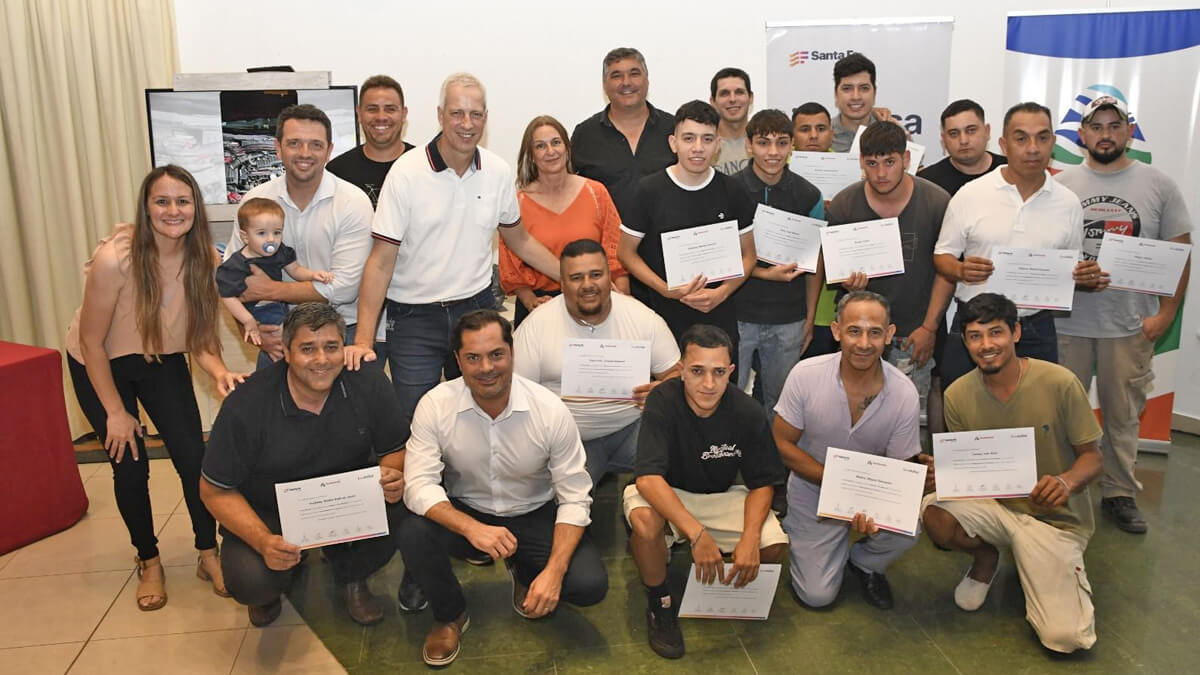 Egresados de cursos Impulsa reciben certificados junto al intendente Gonzalo Braidot, el diputado provincial Dionisio Scarpín y el ministro de Trabajo Roald Bascolo en Avellaneda