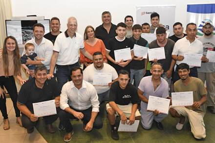 Egresados de cursos Impulsa reciben certificados junto al intendente Gonzalo Braidot, el diputado provincial Dionisio Scarpín y el ministro de Trabajo Roald Bascolo en Avellaneda