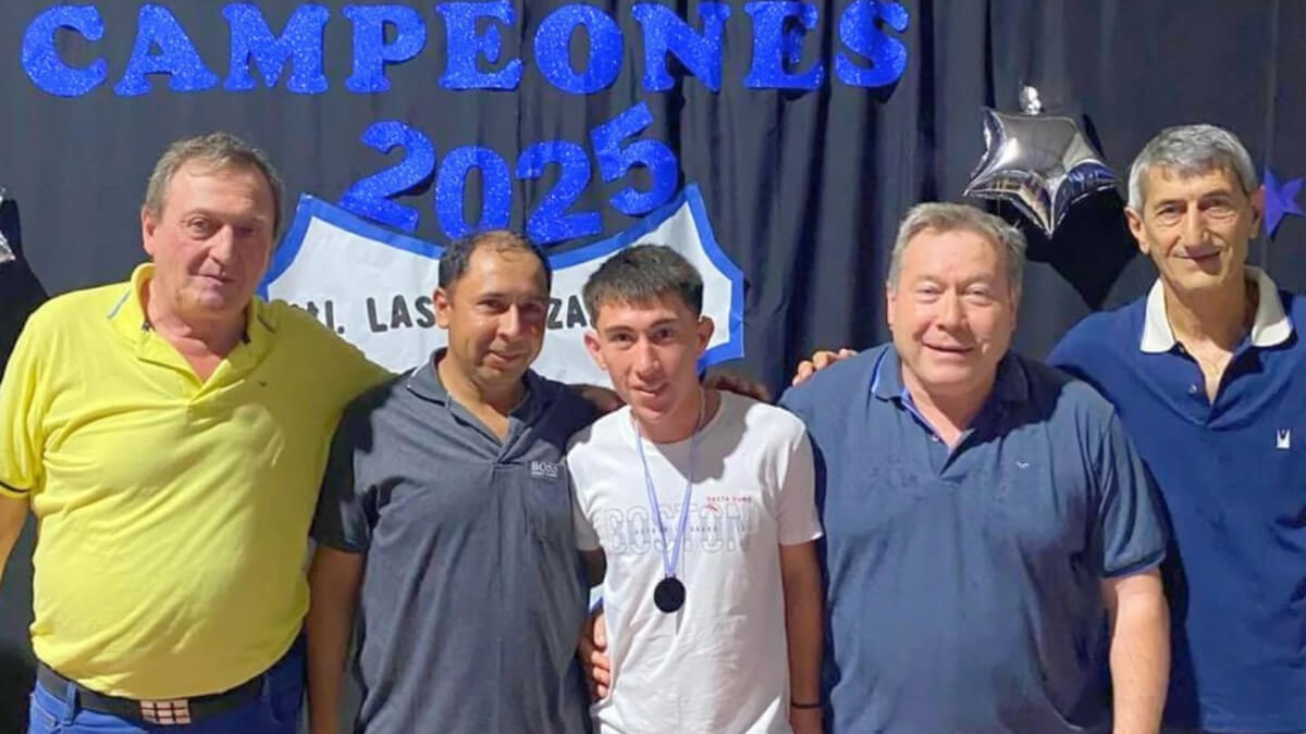 Walter Sánchez junto a jugadores y directivos de Atlético Las Garzas F.B.C. tras el agasajo por la Liga Norteña de Fútbol