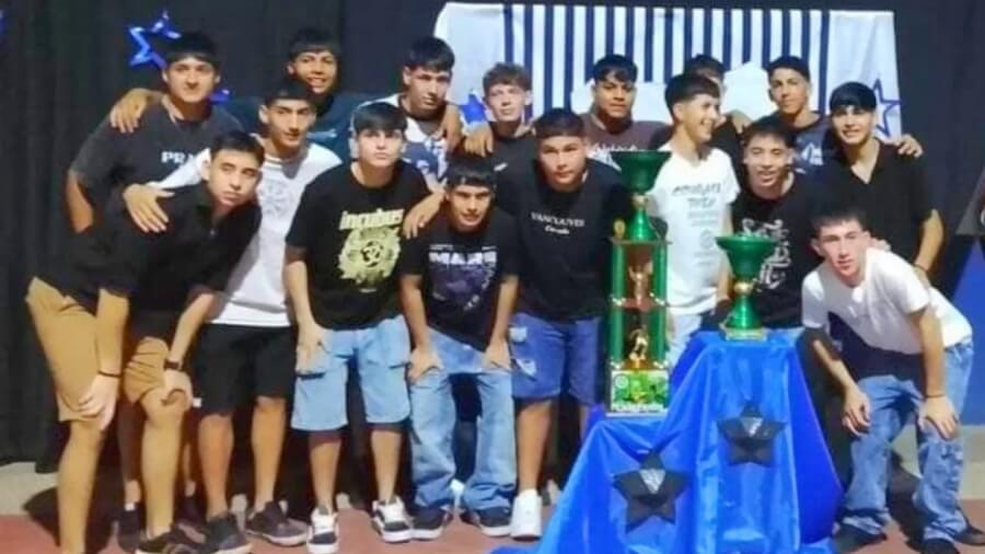 Jugadores de la categoría Sub-17 de Atlético Las Garzas celebran el campeonato de la Liga Norteña