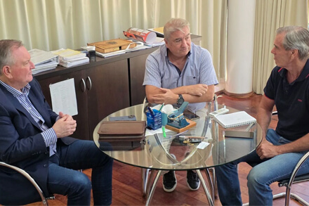 Reunión entre Felipe Michlig y Pablo Seghezzo en Vialidad Provincial por obras viales en San Cristóbal