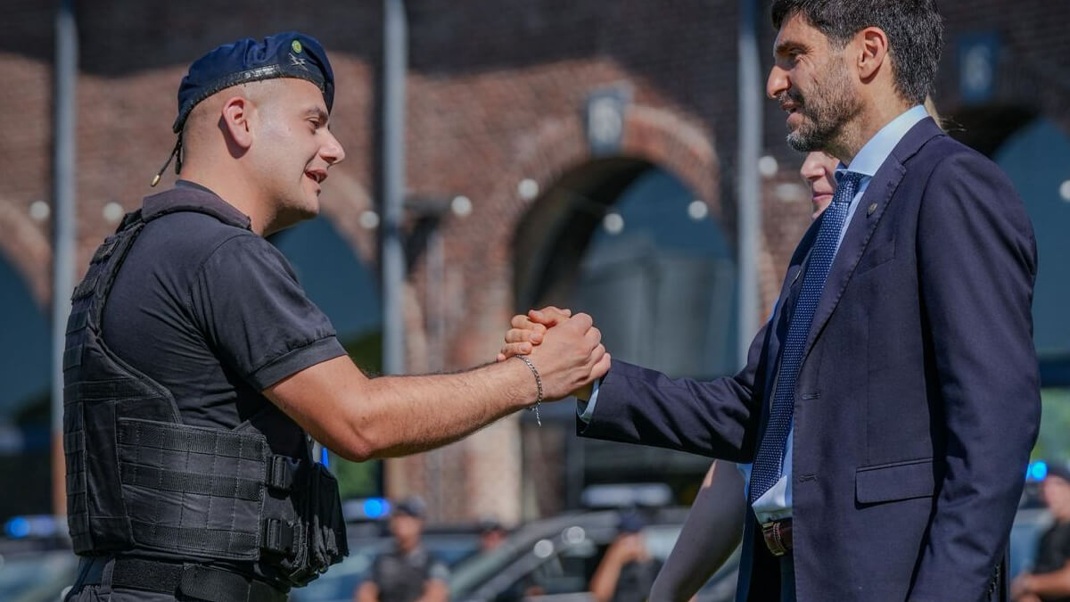 El gobernador Maximiliano Pullaro saluda a un policía durante el acto de entrega de equipamiento de seguridad en Santa Fe
