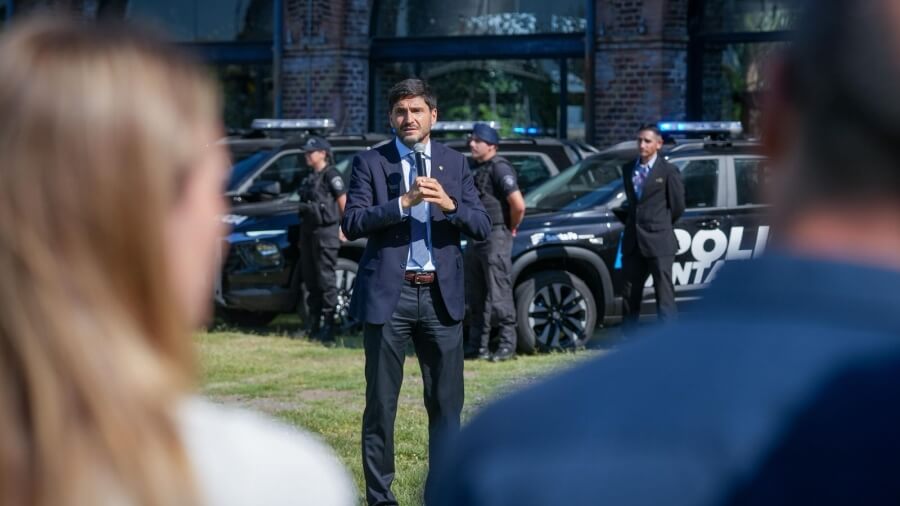 Pullaro brinda su mensaje durante el acto de entrega de patrulleros y helicóptero a la Policía de Santa Fe