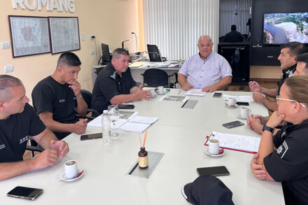 Intendente Sergio Ramseyer reunido con autoridades policiales de la Unidad Regional XIV para coordinar la seguridad de la Fiesta Provincial del Sol en Romang