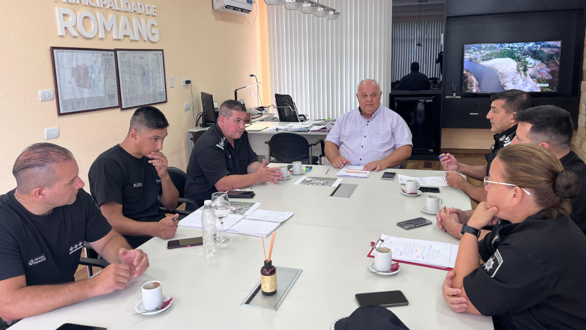 Intendente Sergio Ramseyer reunido con autoridades policiales de la Unidad Regional XIV para coordinar la seguridad de la Fiesta Provincial del Sol en Romang