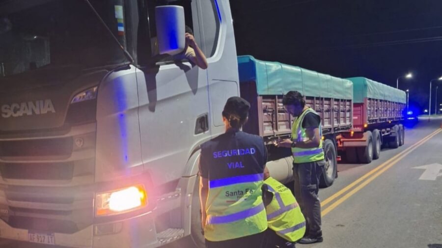 Control de tránsito a camión en ruta provincial de Santa Fe durante operativo de seguridad vial y fiscalización de carga