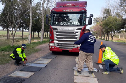 Control de peso de camión en ruta provincial de Santa Fe para evitar exceso de carga y deterioro del pavimento