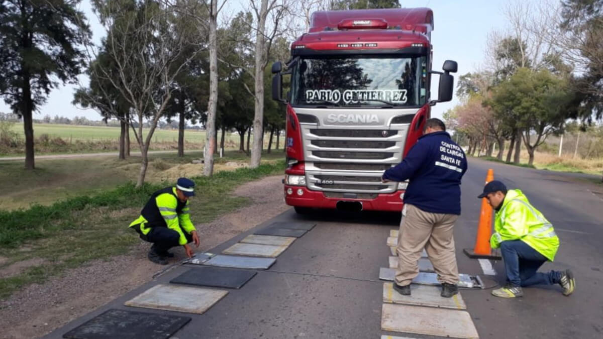 Control de peso de camión en ruta provincial de Santa Fe para evitar exceso de carga y deterioro del pavimento