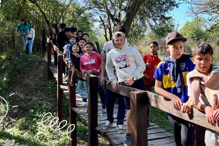 Jóvenes realizando turismo educativo en la Reserva Natural Municipal El Pindó, aprendiendo sobre los Humedales Jaaukanigás en Villa Ocampo