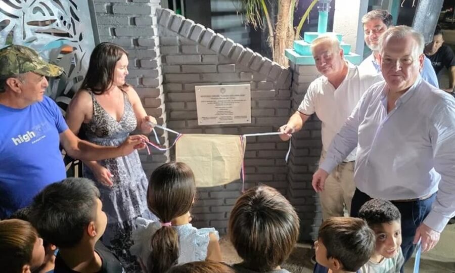 Autoridades descubren placa conmemorativa durante la inauguración del natatorio comunal Claudio Guillermo Sosa