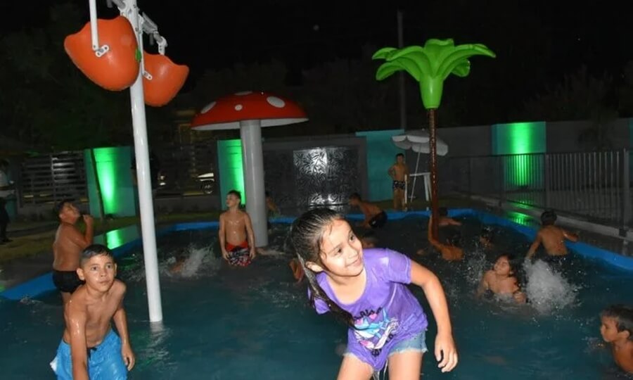Niños disfrutando de las piletas y juegos acuáticos del natatorio comunal de Ambrosetti