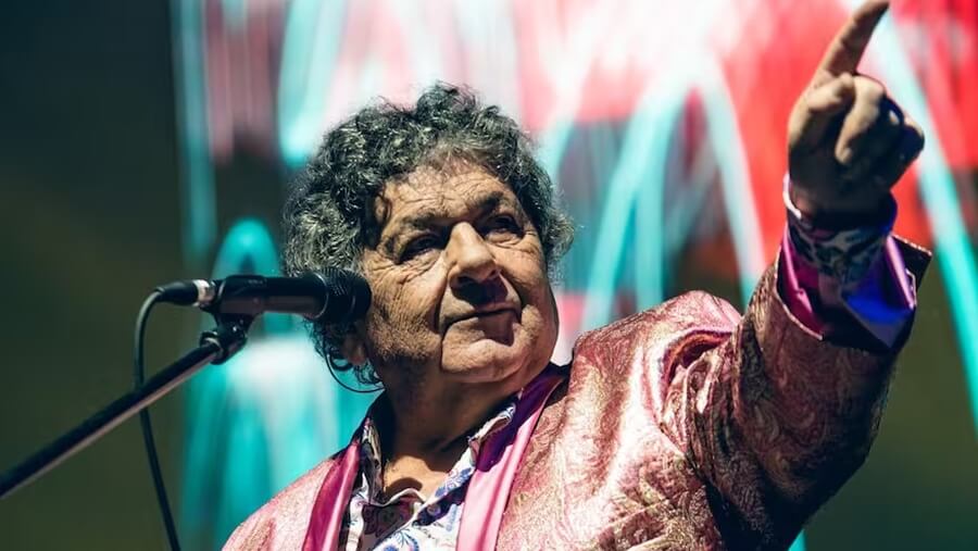 Cacho Deicas en el escenario, uno de los artistas principales de la Fiesta Regional del Asado a la Estaca 2026