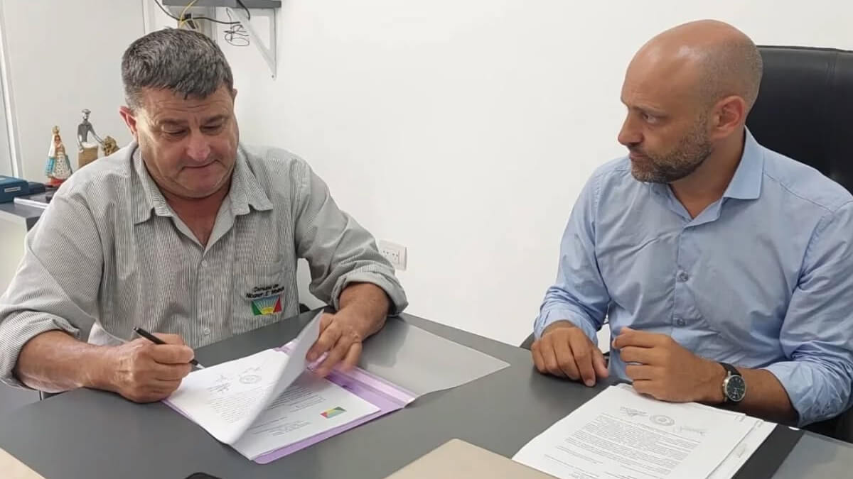 Firma del acuerdo entre Provincia y comuna de Nicanor Molinas para obras de infraestructura