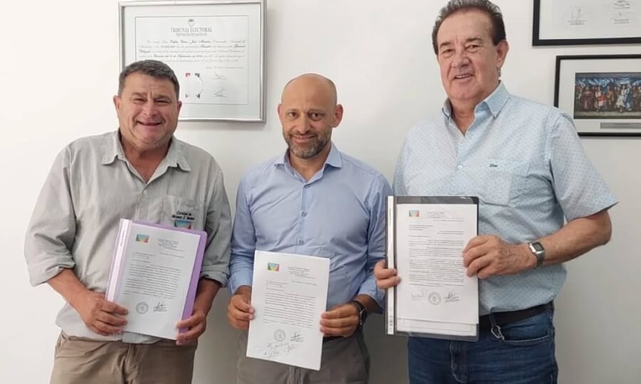 Gustavo Puccini, Roberto Giuliani y Orfilio Marcón durante reunión por obras en Nicanor Molinas