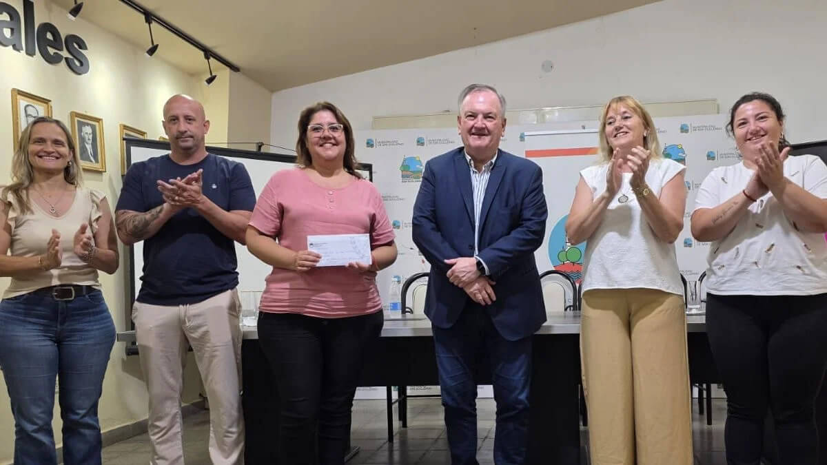 Senador Felipe Michlig entregando aportes a instituciones de San Guillermo