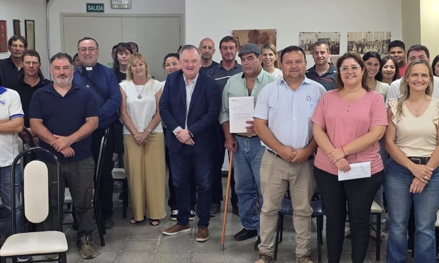 Grupo de beneficiarios junto al senador Felipe Michlig tras recibir aportes en San Guillermo