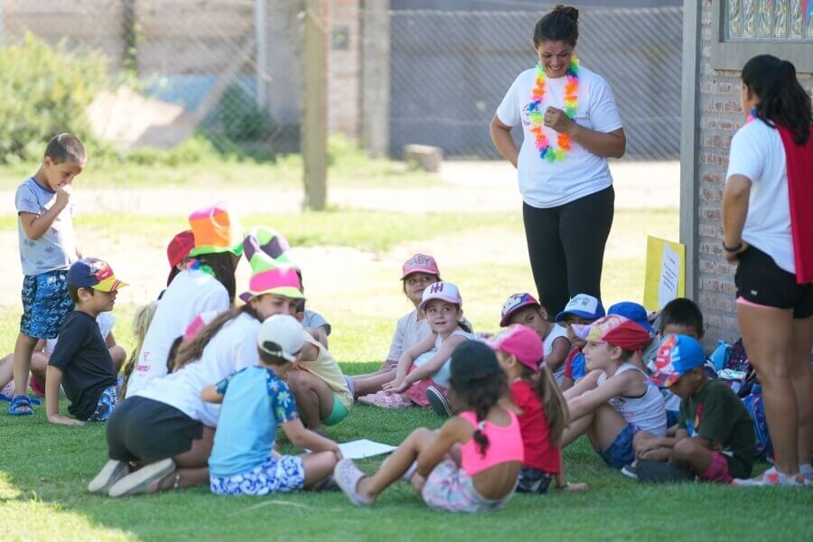 Chicos realizando actividades recreativas y deportivas en las Escuelas de Verano 2026 en Santa Fe