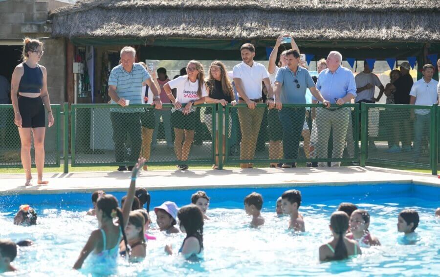 El gobernador Maximiliano Pullaro observa actividades acuáticas en la Escuela de Verano 2026 en Roldán