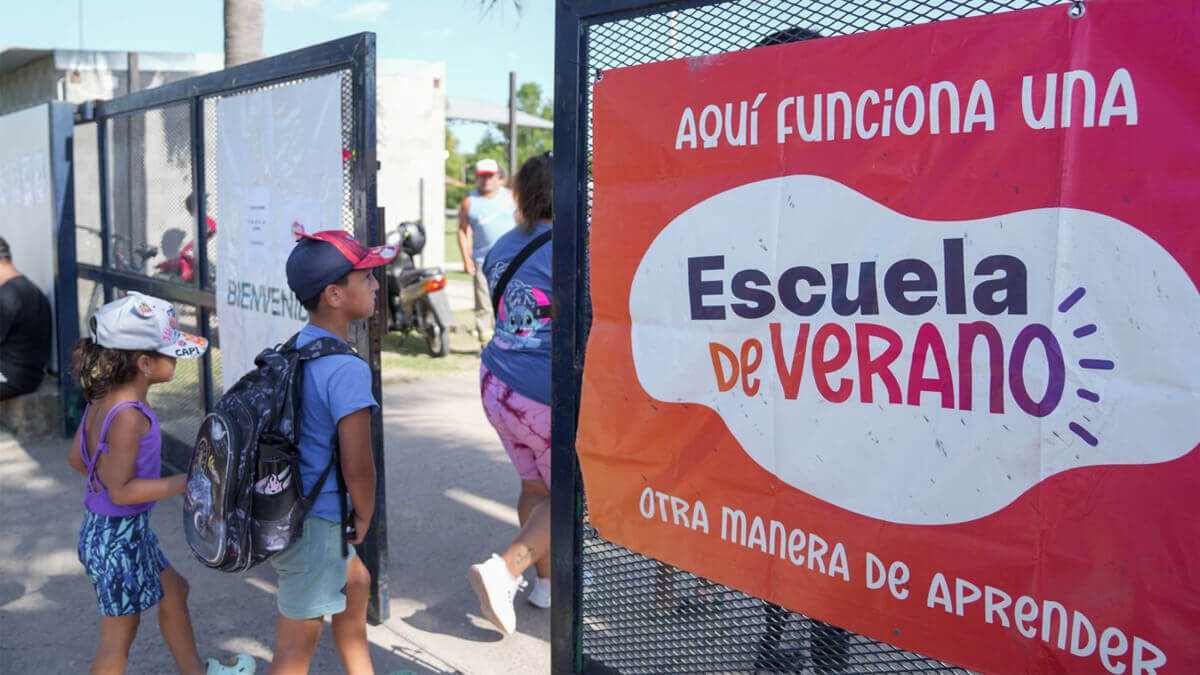 Niños ingresando a la Escuela de Verano 2026 en Roldán durante el inicio del programa en Santa Fe