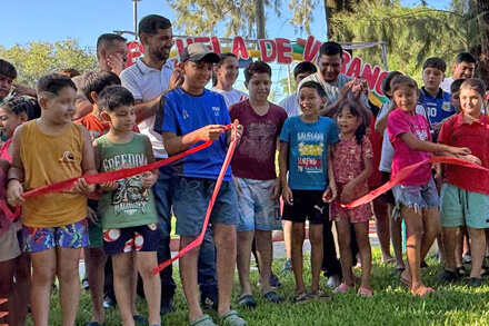 Iván Sánchez junto a niños realizando el corte de cintas en la apertura de la Escuela de Verano Las Toscas 2026