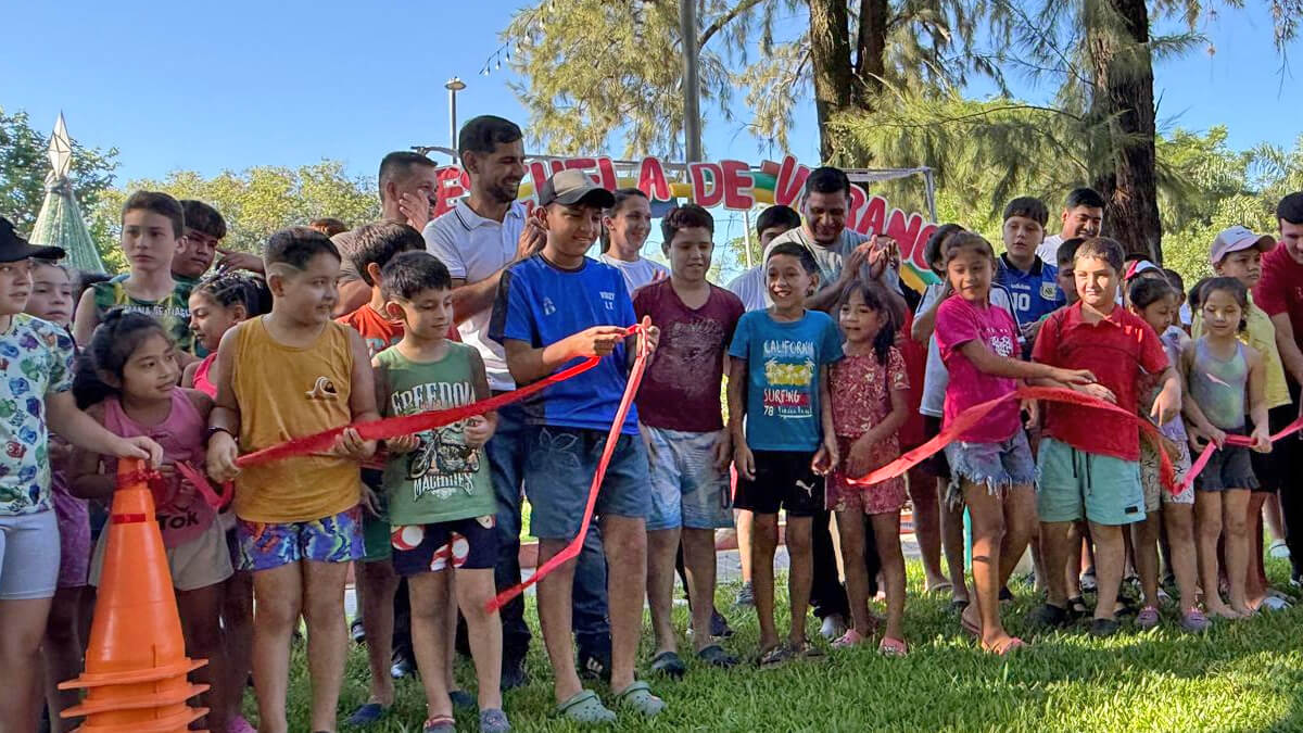 Iván Sánchez junto a niños realizando el corte de cintas en la apertura de la Escuela de Verano Las Toscas 2026