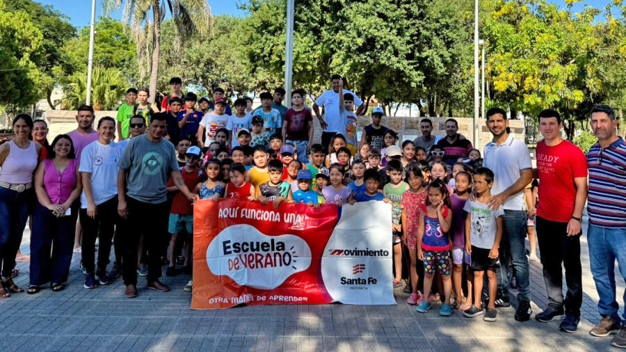 Foto grupal de niños, autoridades y profesores en la habilitación de la Escuela de Verano Las Toscas 2026